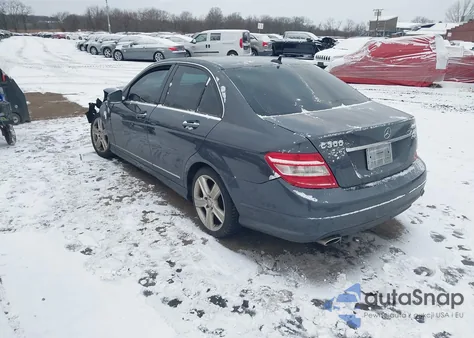 2010 Mercedes-Benz C 300 Luxury 4Matic/Sport 4Matic z USA, uszkodzony, nr VIN WDDGF8BB0AF497727